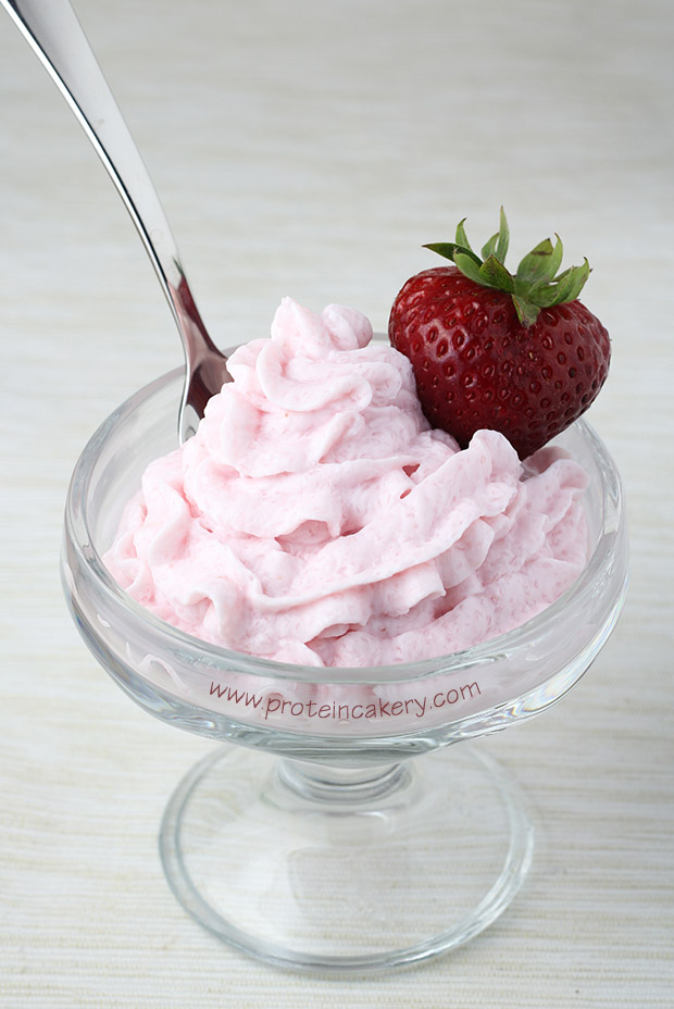 strawberry-yogurt-protein-mousse-easy