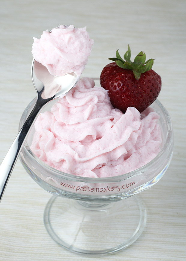 strawberry-yogurt-protein-mousse-psyllium