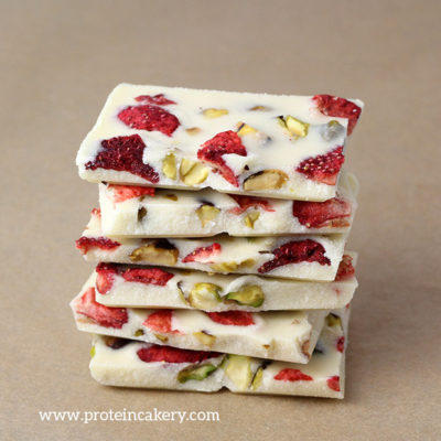 strawberry-pistachio-white-protein-chocolate-protein-cakery-3