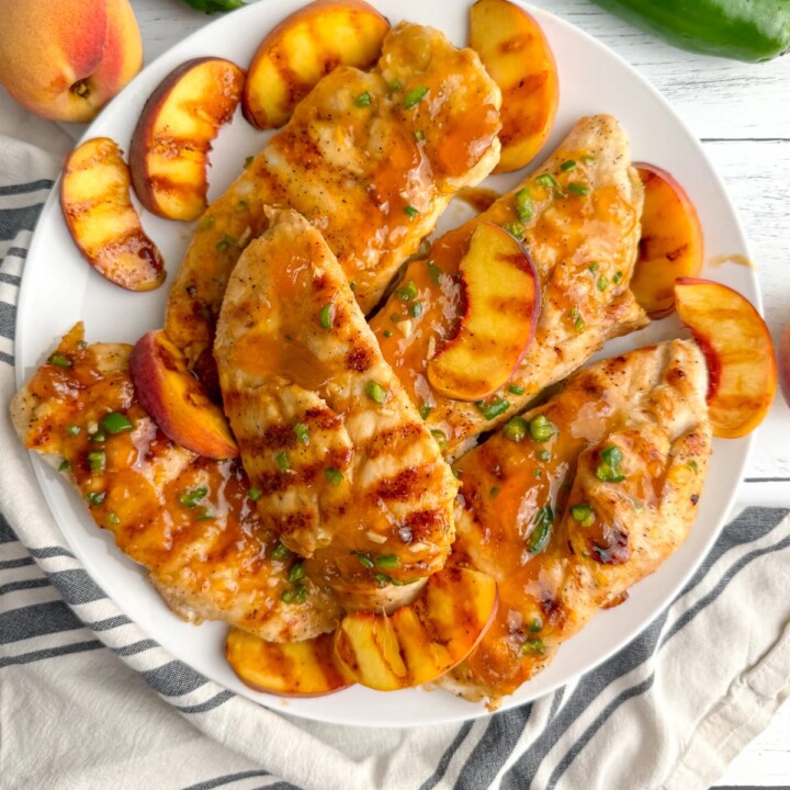 grilled peachy jalapeno chicken on a serving plate.