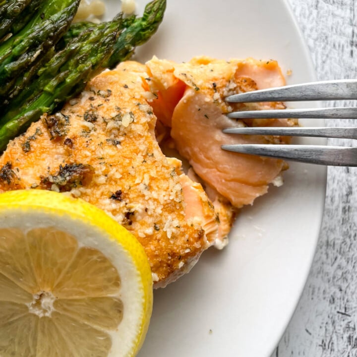 plate with lemon dill salmon and asparagus.